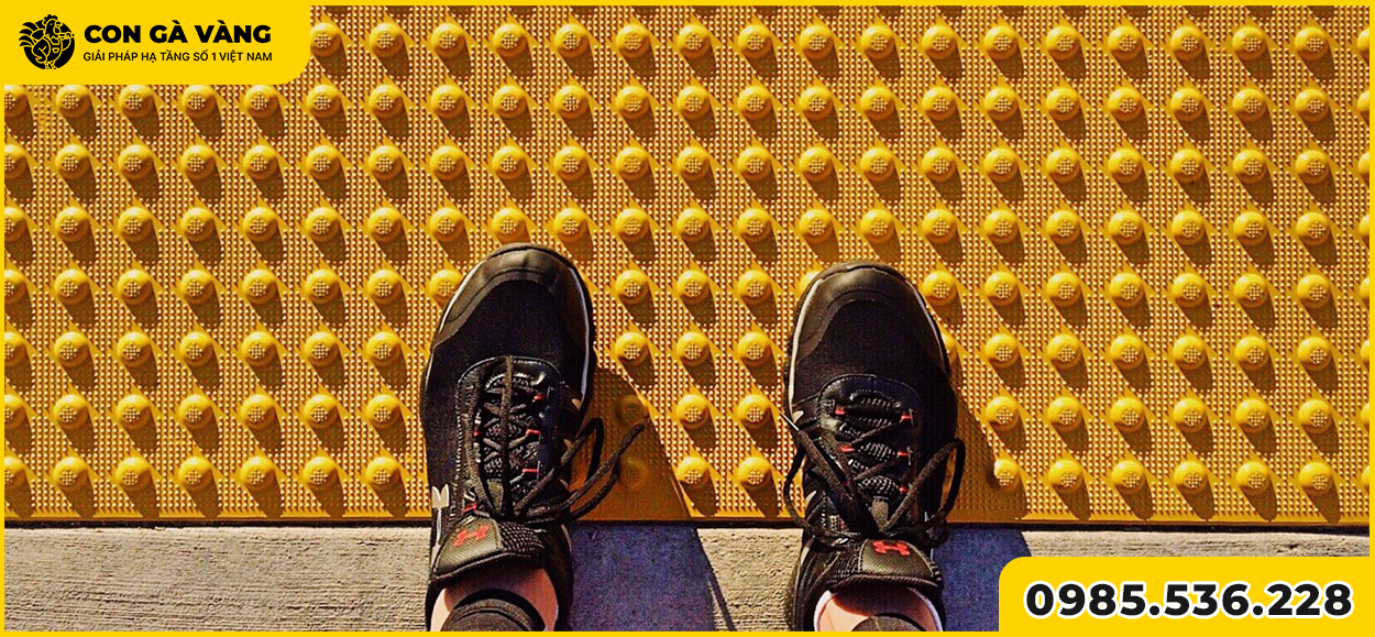 Gạch cảnh báo là loại gạch có bề mặt gồm các chấm tròn nổi, được bố trí theo ma trận đều.