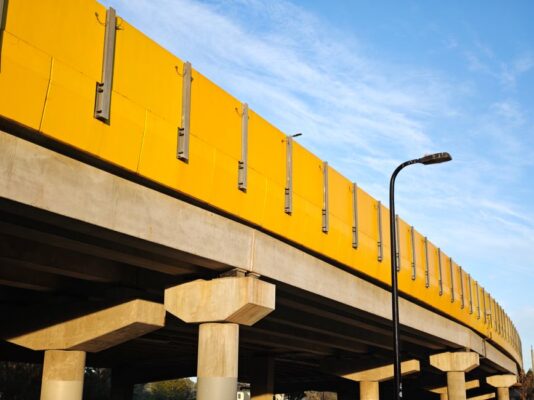 Xu hướng vật liệu composite nhẹ và siêu bền trong xây dựng cầu đường: Tương lai của hạ tầng - Composite Con Gà Vàng