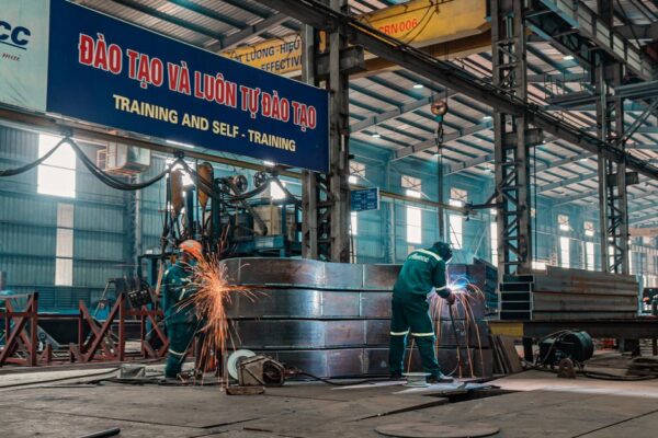 Công nghệ sản xuất vật liệu composite tại Việt Nam: Những tiến bộ và thách thức - Composite Con Gà Vàng