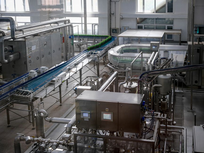Tấm sàn FRP chống trượt và chống ăn mòn cho ngành thực phẩm và đồ uống: Giải pháp đạt chuẩn vệ sinh - Composite Con Gà Vàng
