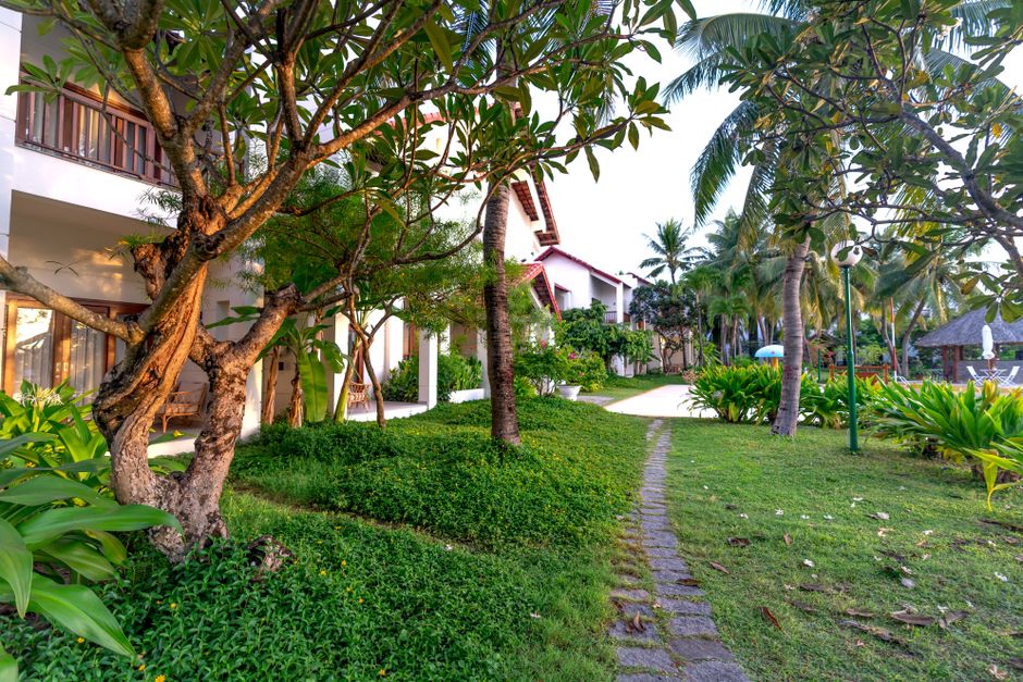 Thiết kế rãnh thoát nước composite cho khu resort và cảnh quan sân vườn: Kết hợp chức năng và mỹ thuật - Composite Con Gà Vàng