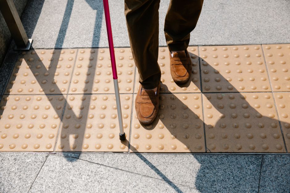 Ứng dụng tấm lát nền xúc giác composite cho người khiếm thị: Đảm bảo an toàn giao thông - Composite Con Gà Vàng